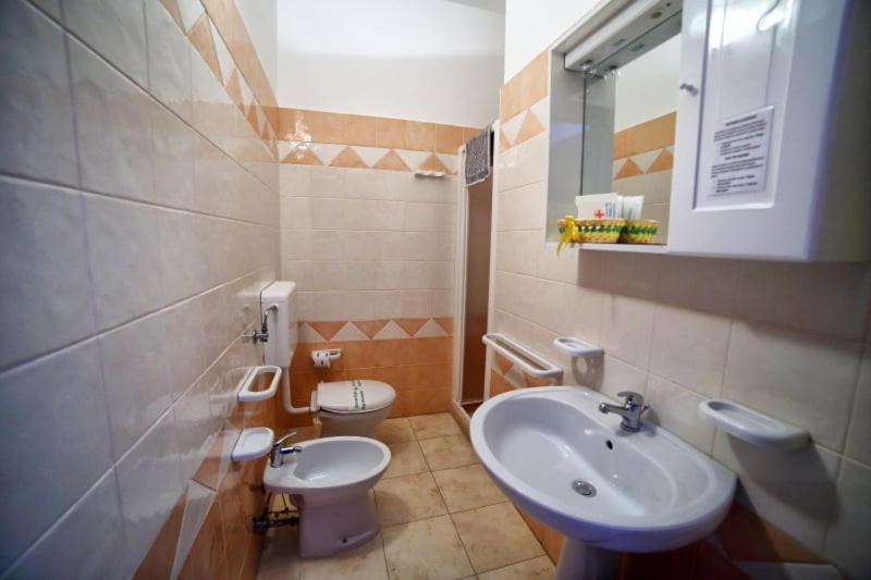 A bathroom at Maxpensione