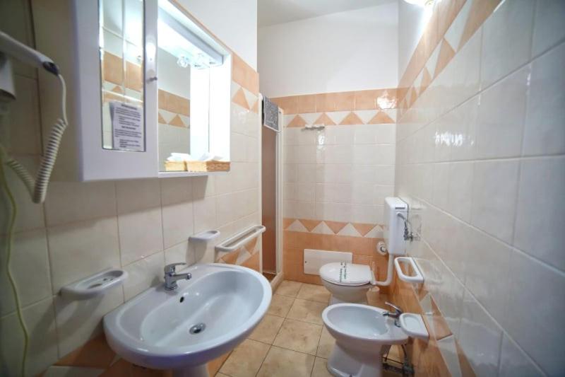 A bathroom at Maxpensione