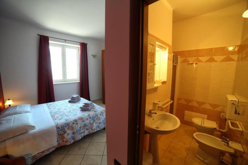 A bathroom at Maxpensione