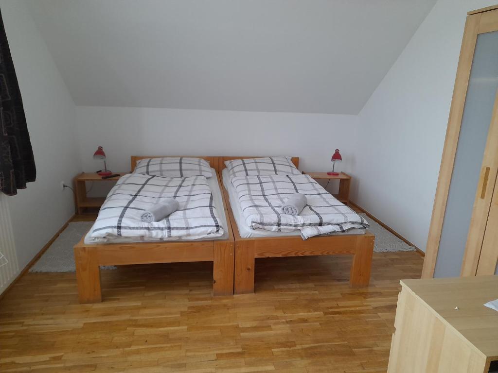 A bed or beds in a room at Anna Vendégház Szeleste