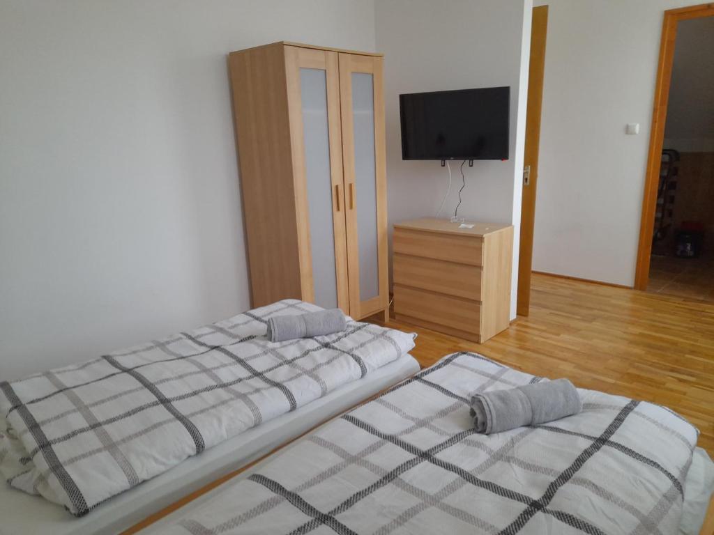 A bed or beds in a room at Anna Vendégház Szeleste