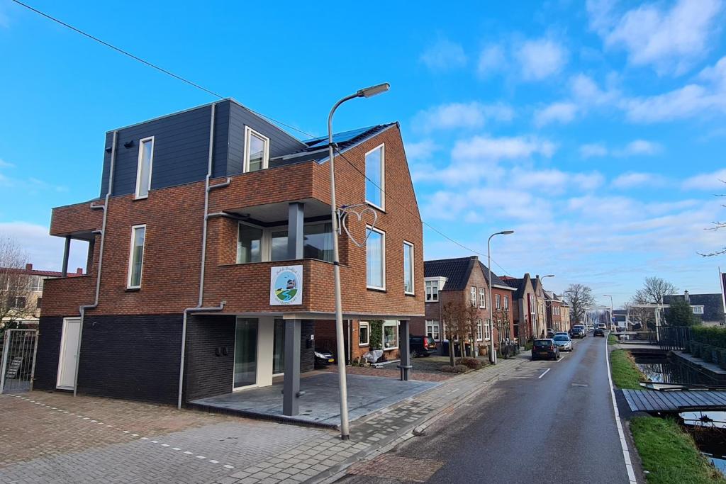 ein Backsteingebäude an der Straßenseite in der Unterkunft B&B Het Groene Hart in Nieuwkoop