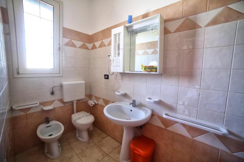 A bathroom at Maxpensione