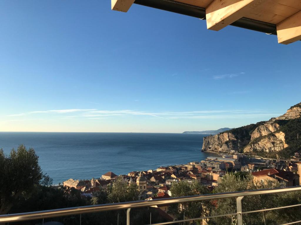uma vista para o oceano a partir da varanda de uma casa em Belvedere20guesthouse em Finale Ligure