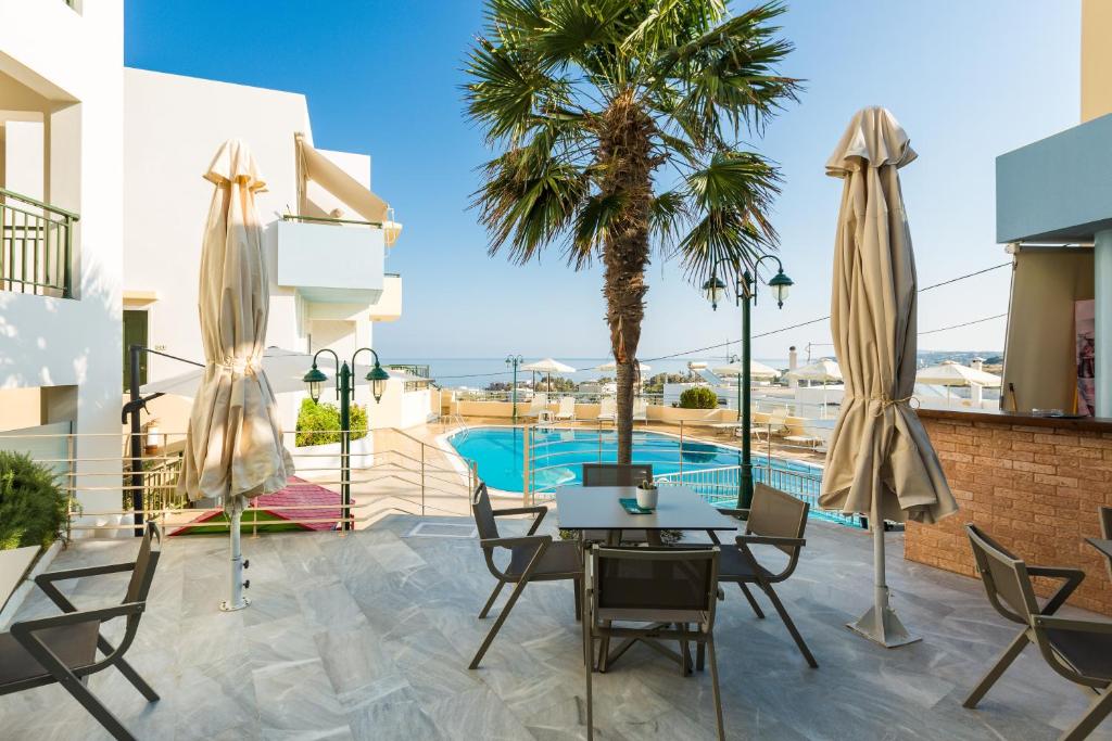 Bazén v ubytování Radamanthy's Hotel Apartments nebo v jeho okolí
