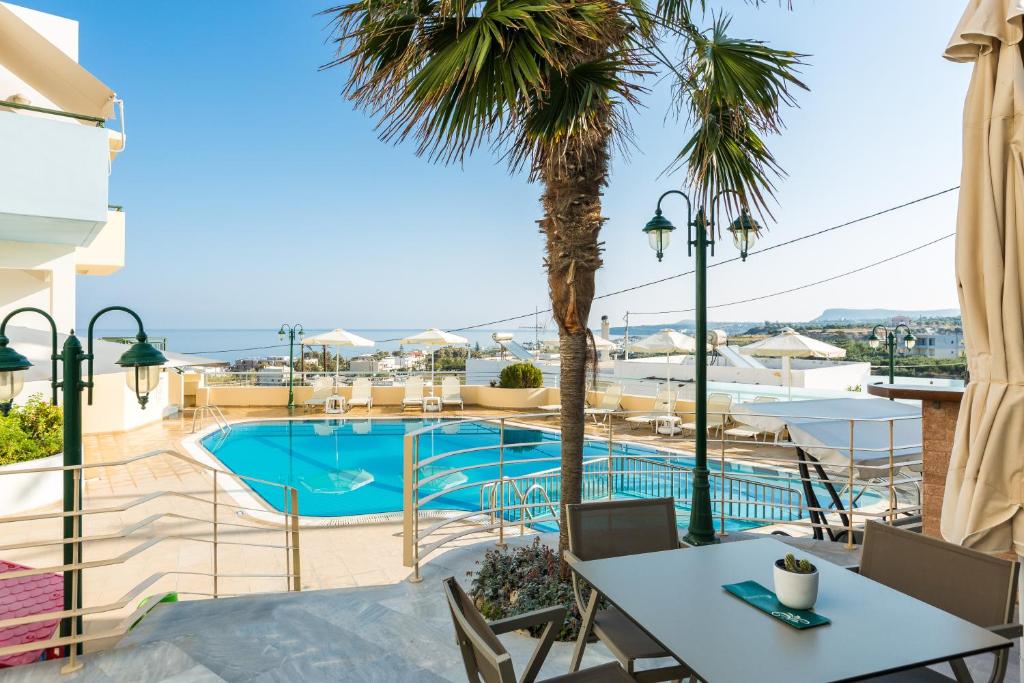 Bazén v ubytování Radamanthy's Hotel Apartments nebo v jeho okolí