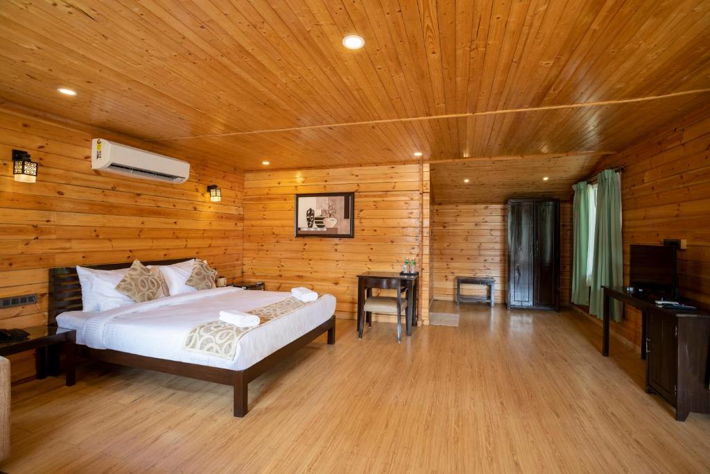Postel nebo postele na pokoji v ubytování Stone Wood Riverfront Resort, Siolim