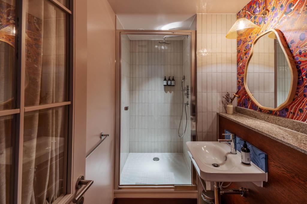Koupelna v ubytování room2 London Chiswick Hometel
