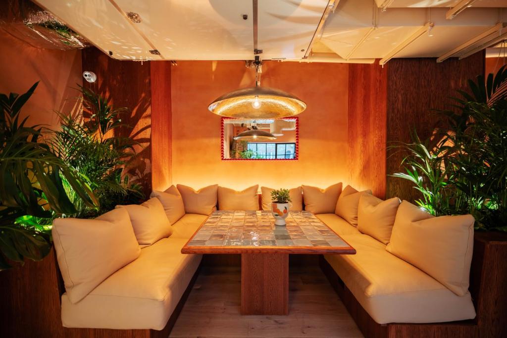 Posezení v ubytování room2 London Chiswick Hometel
