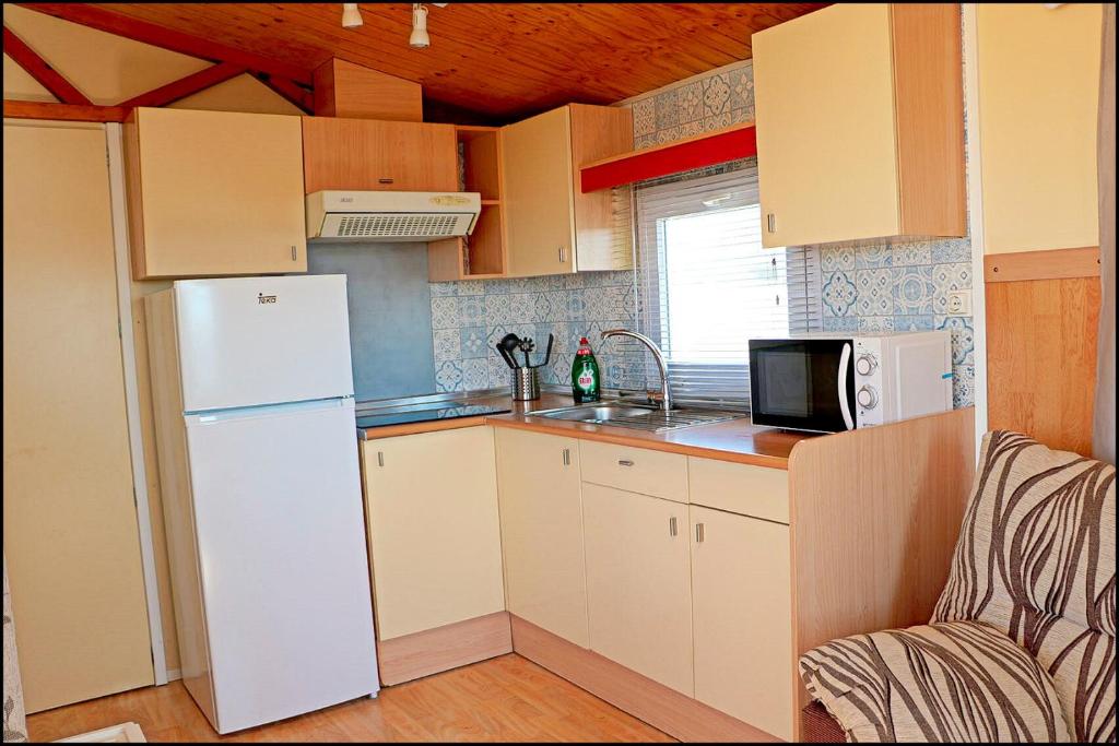 Kuchyňa alebo kuchynka v ubytovaní Bungalow con piscina privada