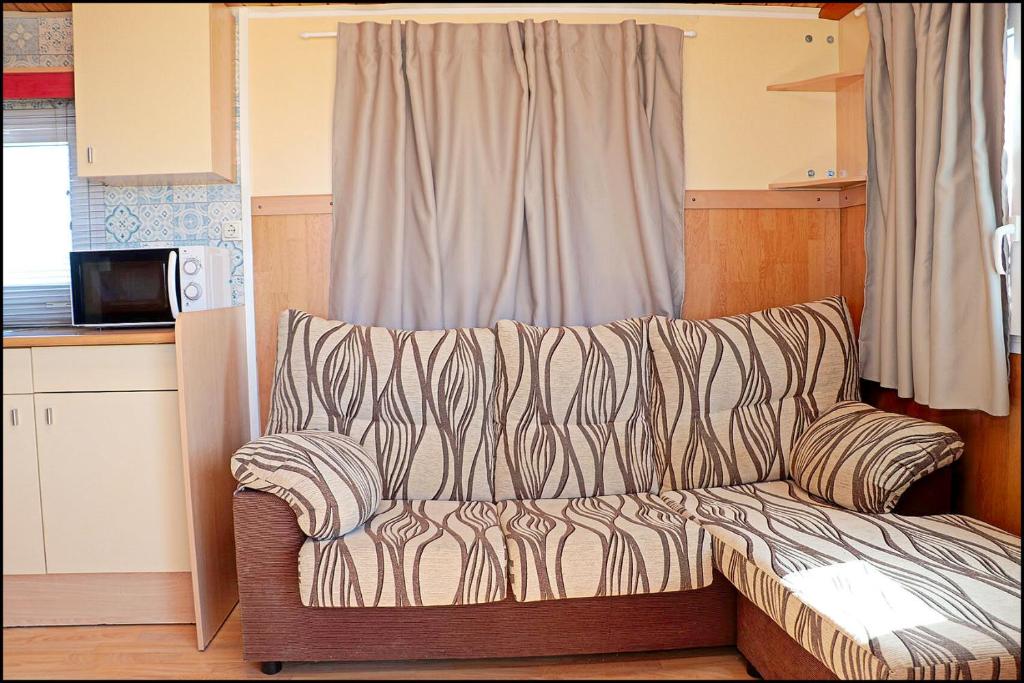 Posedenie v ubytovaní Bungalow con piscina privada