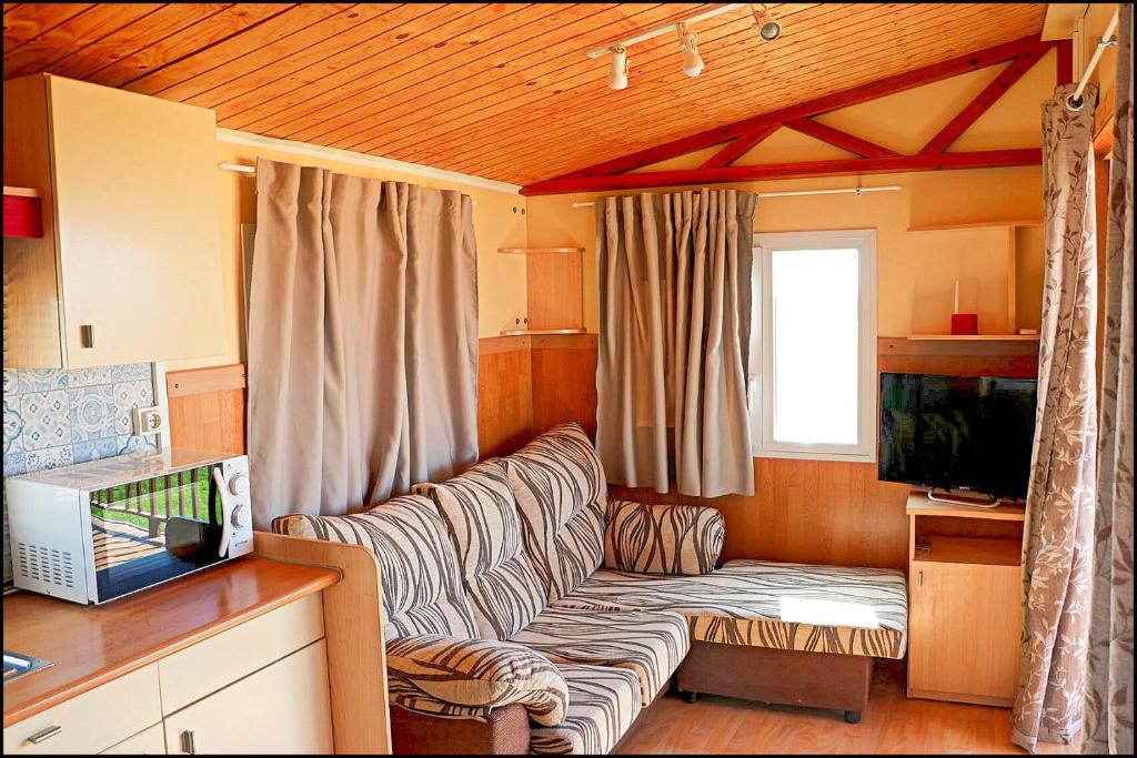 Televízia a/alebo spoločenská miestnosť v ubytovaní Bungalow con piscina privada