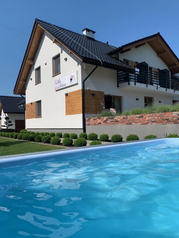 Bazén v ubytovaní Villa Natura Zator Przeciszów alebo v jeho blízkosti