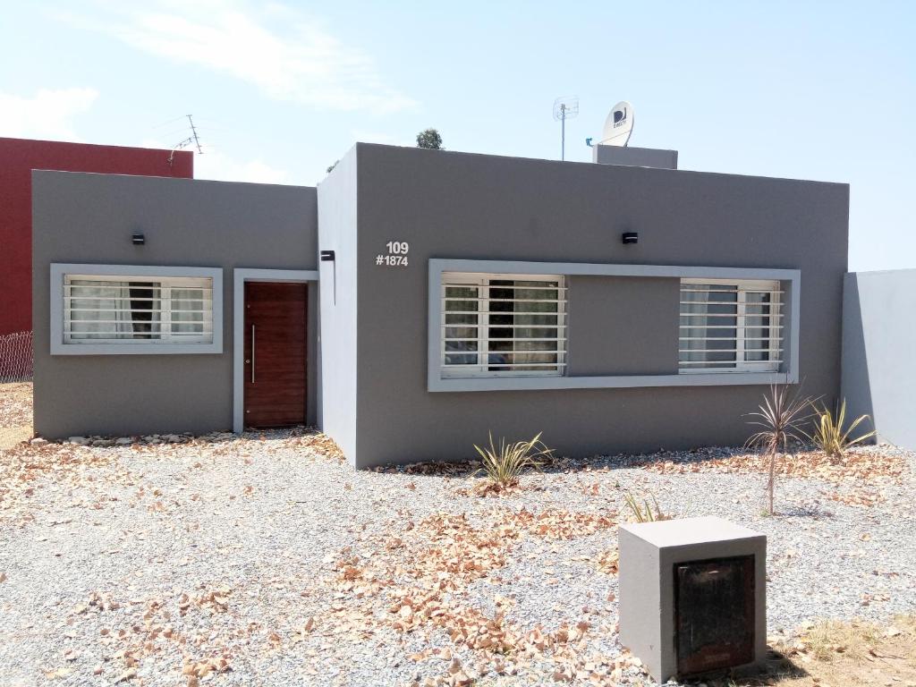 una casa en el desierto con un edificio en Casa Parque Playa en Necochea