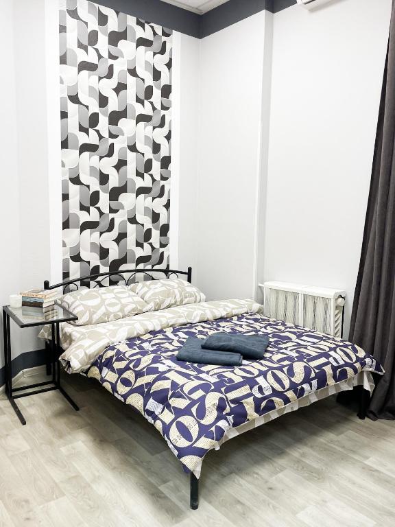 1 dormitorio con 1 cama con edredón azul y blanco en U-Vv30 en Kiev