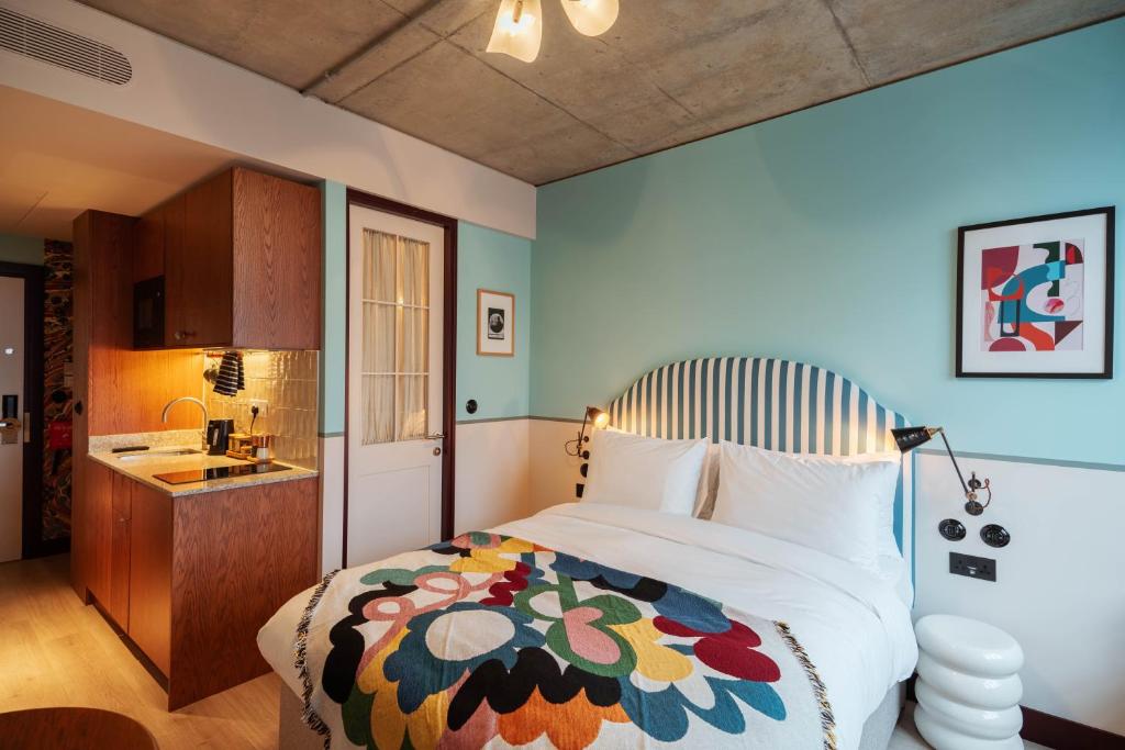 Postel nebo postele na pokoji v ubytování room2 London Chiswick Hometel