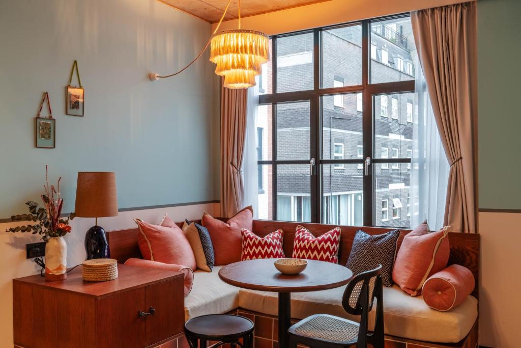 Posezení v ubytování room2 London Chiswick Hometel