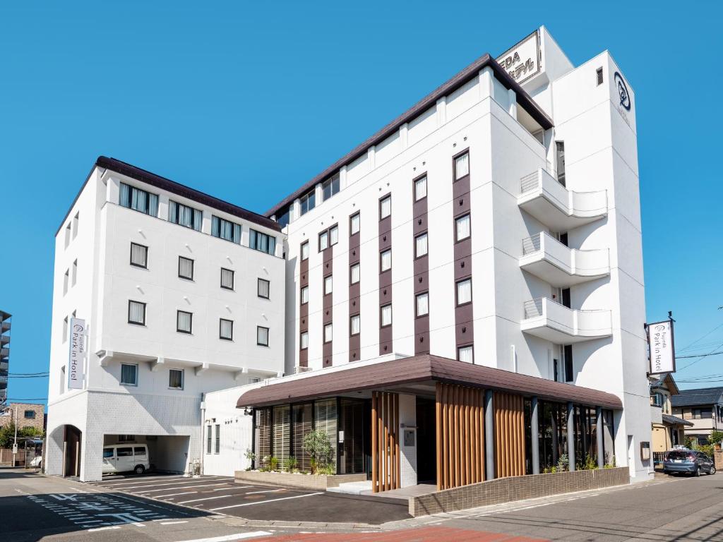 藤枝市にある藤枝パークインホテルの白い建物の隣の白い建物