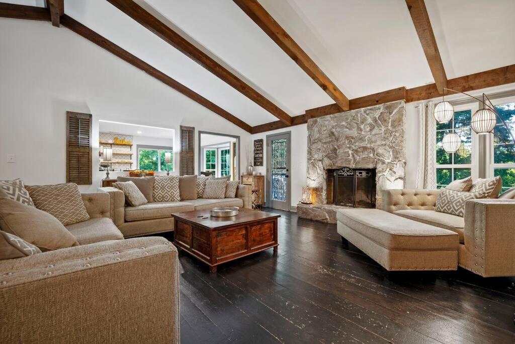 Mountain Creek Getaway 6BR farmhouse retreat 4000sf near downtown,10 beds - Casa De Seis Dormitorios