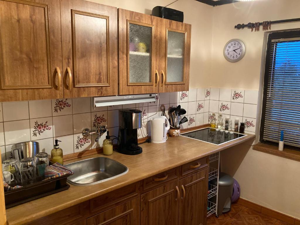 Kuchyň nebo kuchyňský kout v ubytování Chata Rožany