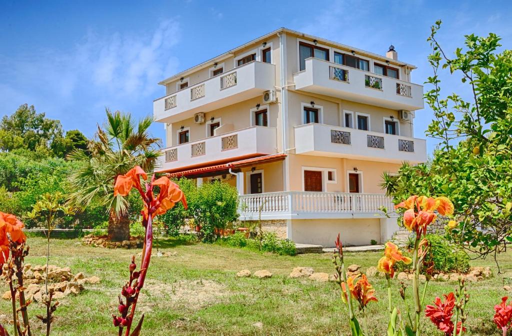 O grădină în afara Andriani-Michalis Studios