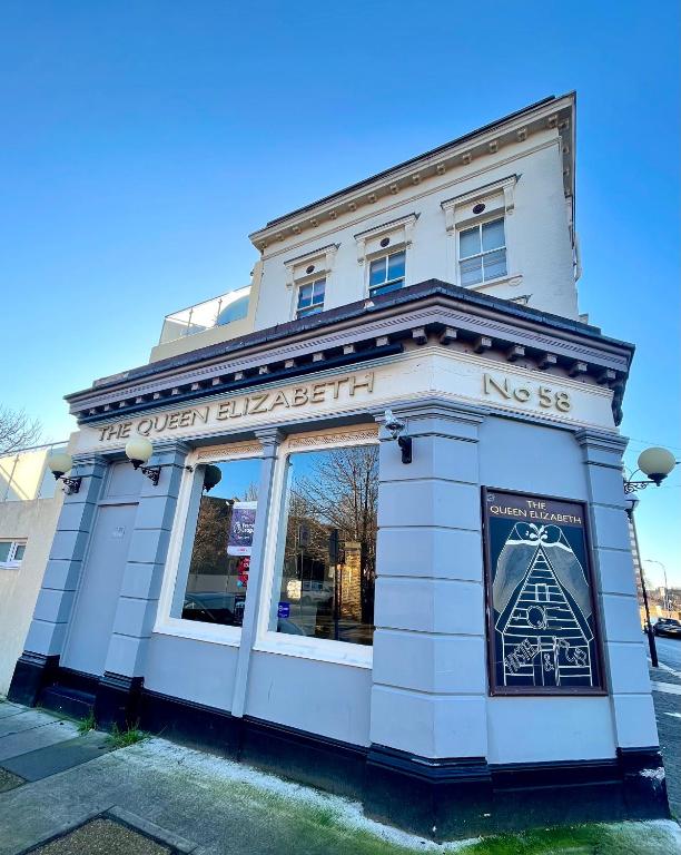 ロンドンにあるクイーンエリザベス ホステルの前に看板がある白い建物