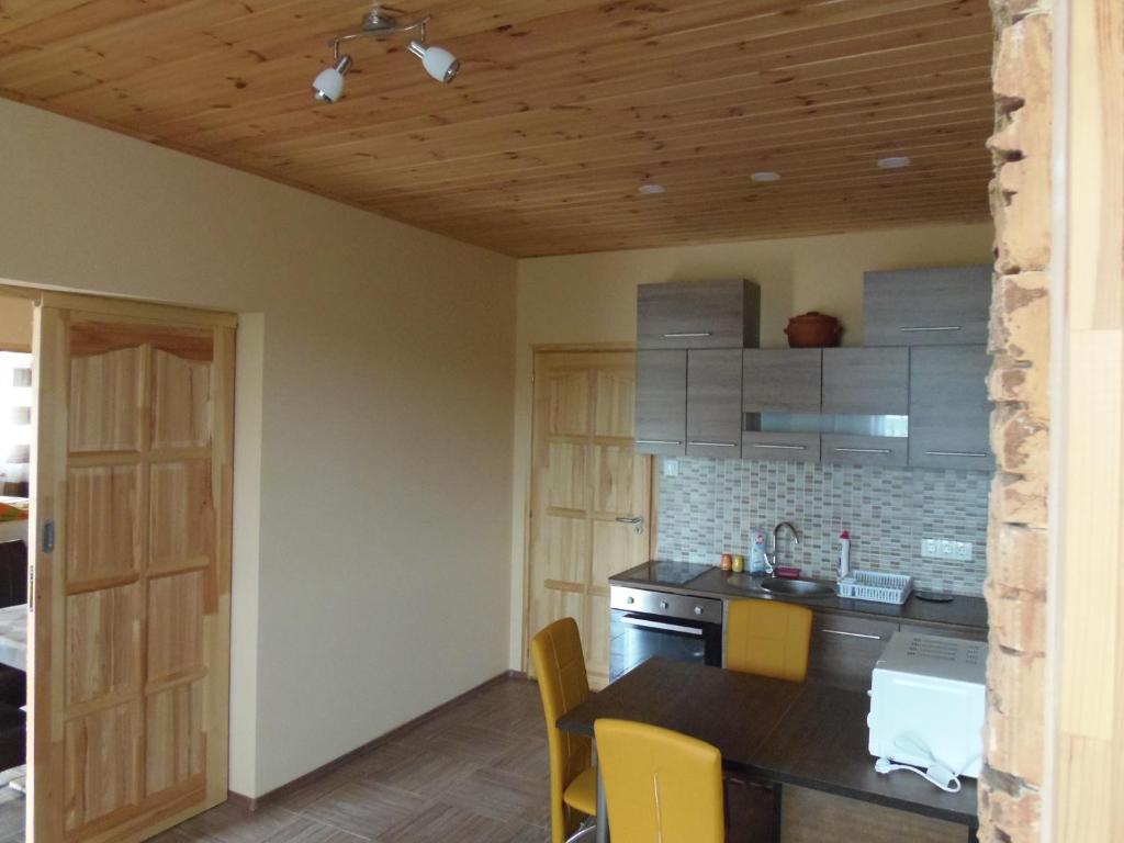 Kuchyňa alebo kuchynka v ubytovaní NATURA Vendégházak