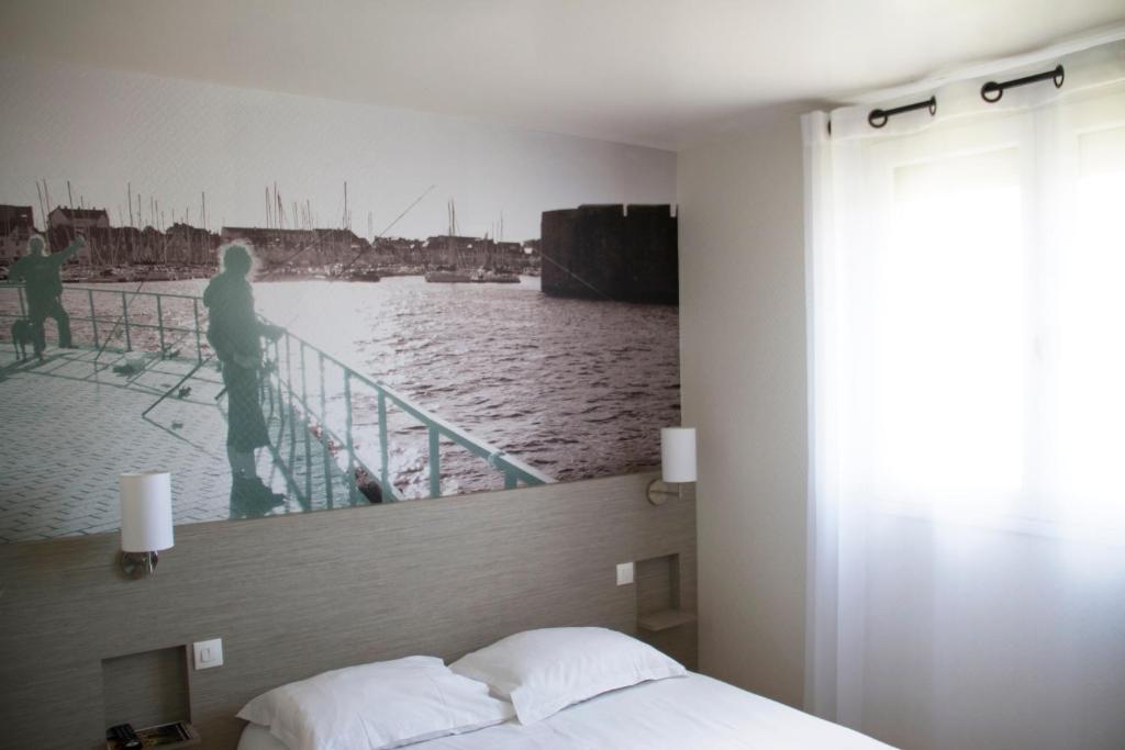 Postel nebo postele na pokoji v ubytování Logis, Hôtel Au Chêne Vert, Saint-Brieuc Nord