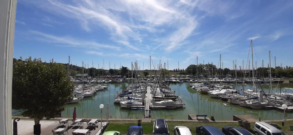 a bunch of boats docked in a harbor at La Maison du Port in Mortagne-sur-Gironde