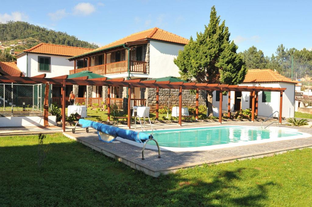 una casa con piscina en el patio en Casa D'Avo Beatriz, en Gaula