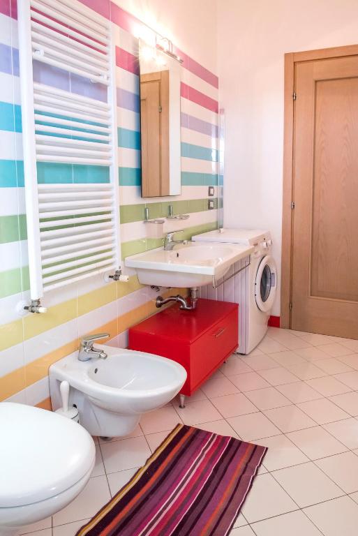 A bathroom at S034 - Sirolo, quadrilocale in centro arredato con gusto