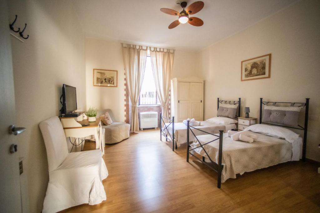 ローマにあるRione Monti Homeのベッドルーム1室(ベッド2台、シーリングファン付)