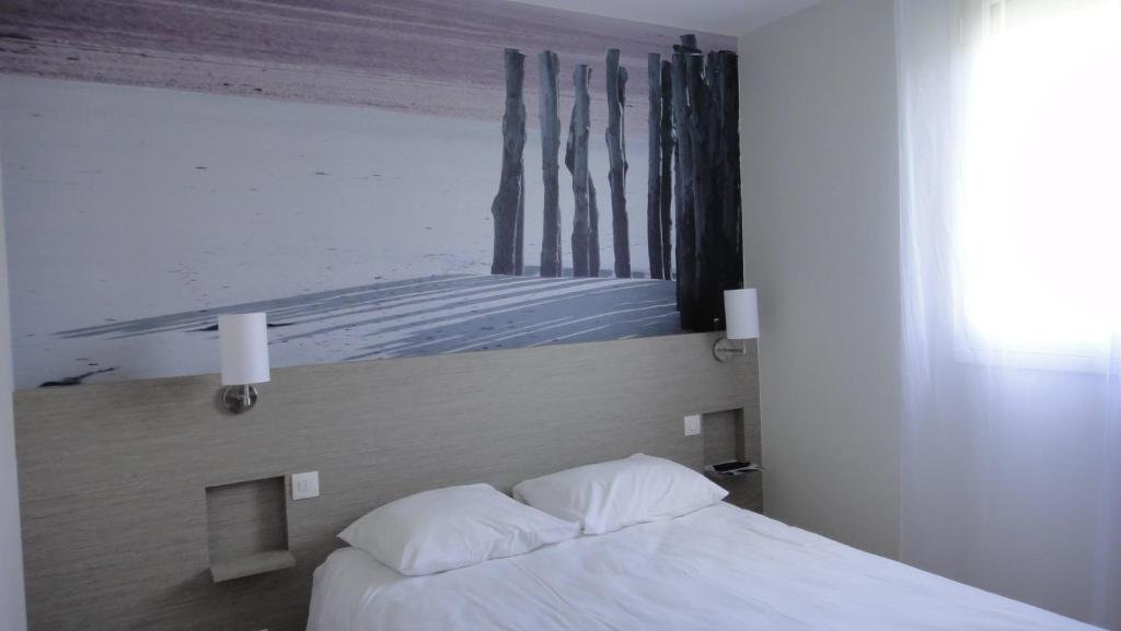 Postel nebo postele na pokoji v ubytování Logis, Hôtel Au Chêne Vert, Saint-Brieuc Nord
