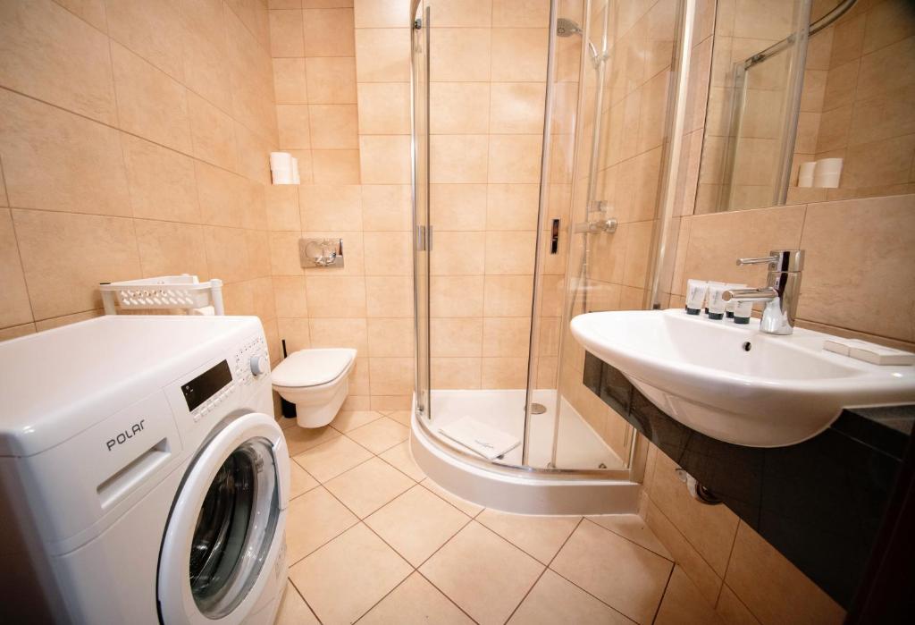 Kúpeľňa v ubytovaní Apartamenty na Wyspie - Baltic Park 3.0.7 - Apartament z 2 sypialniami i 80 m² tarasem