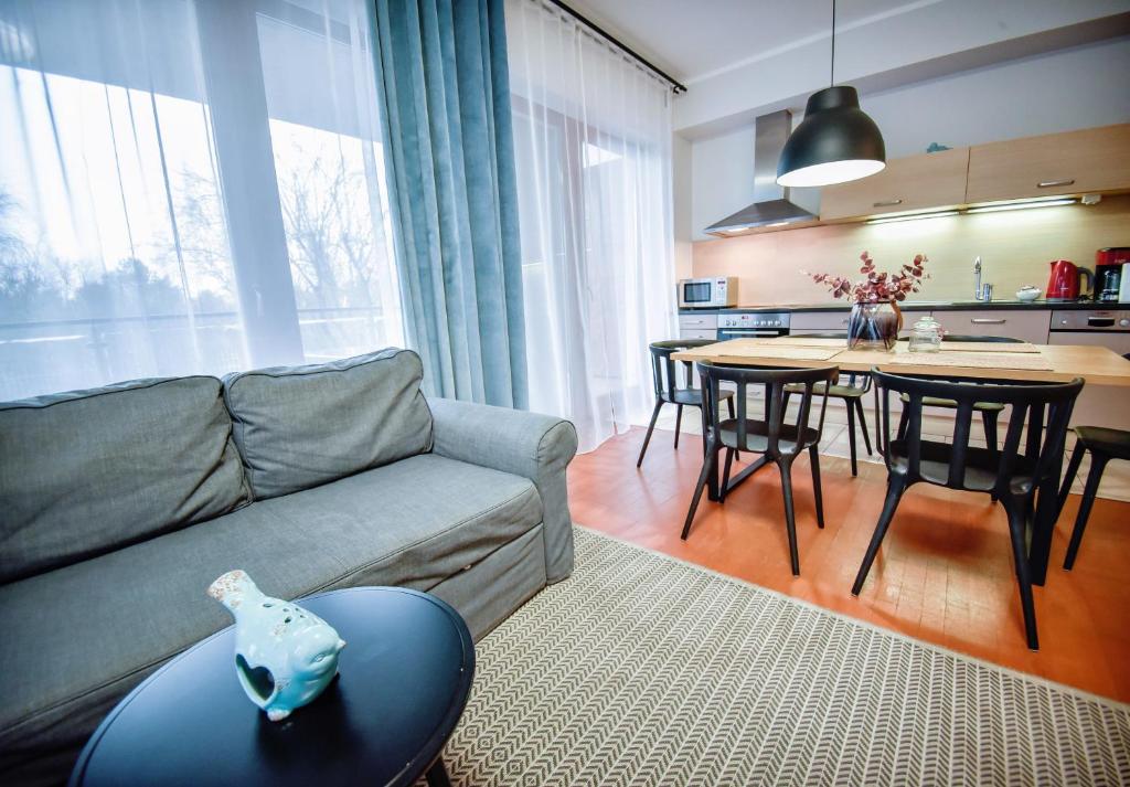 Posedenie v ubytovaní Apartamenty na Wyspie - Baltic Park 3.0.7 - Apartament z 2 sypialniami i 80 m² tarasem