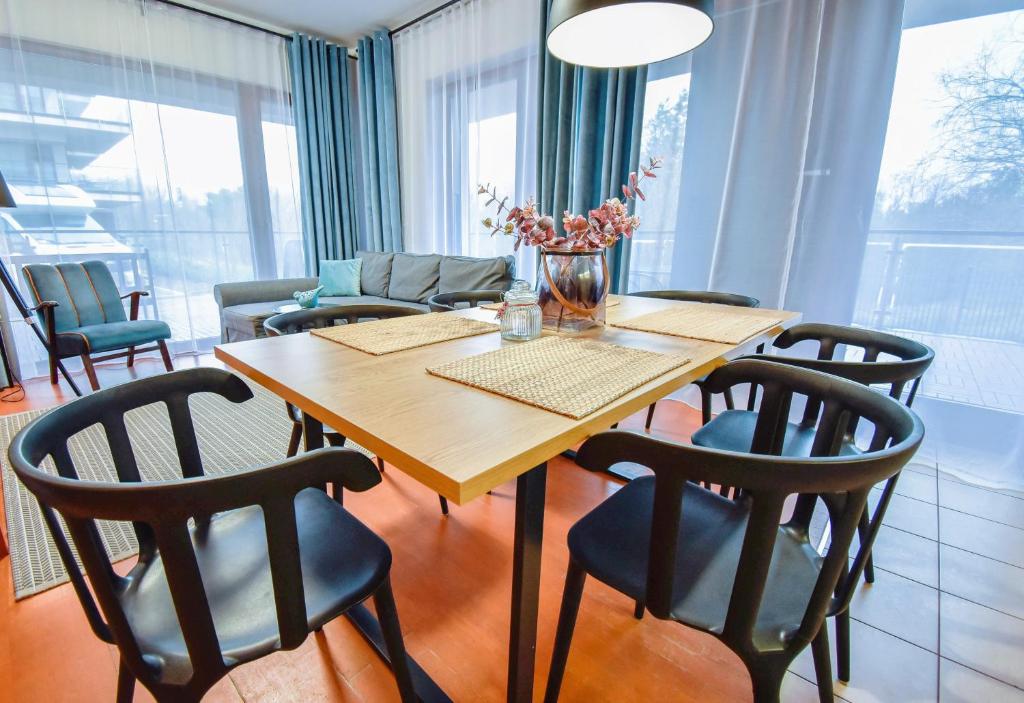 Posedenie v ubytovaní Apartamenty na Wyspie - Baltic Park 3.0.7 - Apartament z 2 sypialniami i 80 m² tarasem