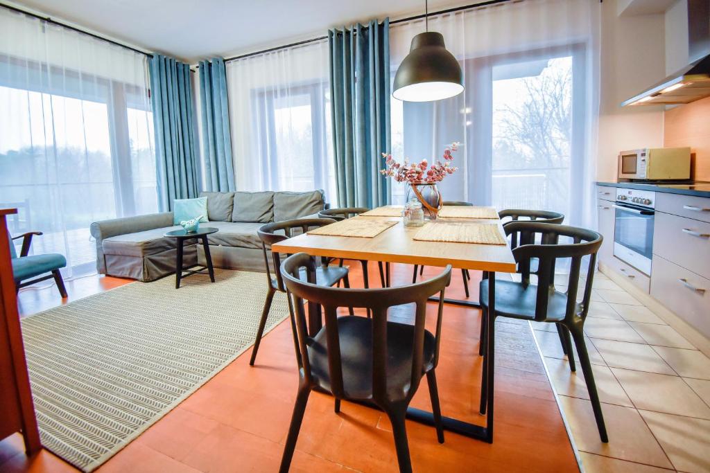 Kuchyňa alebo kuchynka v ubytovaní Apartamenty na Wyspie - Baltic Park 3.0.7 - Apartament z 2 sypialniami i 80 m² tarasem