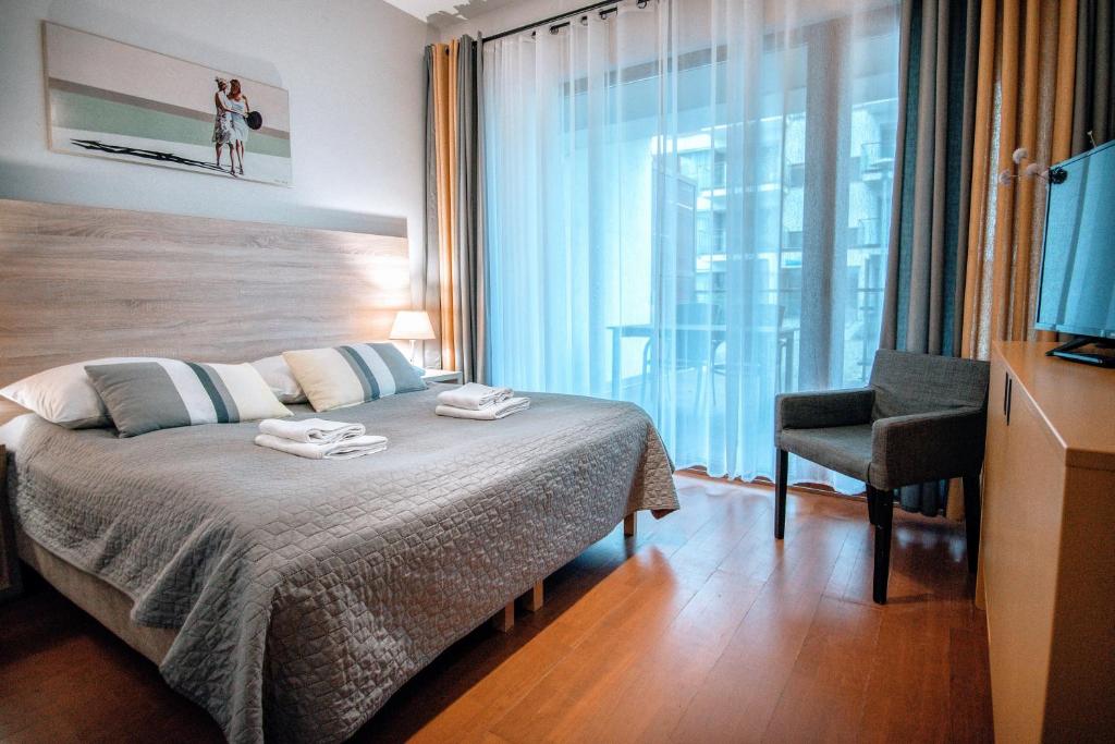 Posteľ alebo postele v izbe v ubytovaní Apartamenty na Wyspie - Baltic Park 3.0.7 - Apartament z 2 sypialniami i 80 m² tarasem