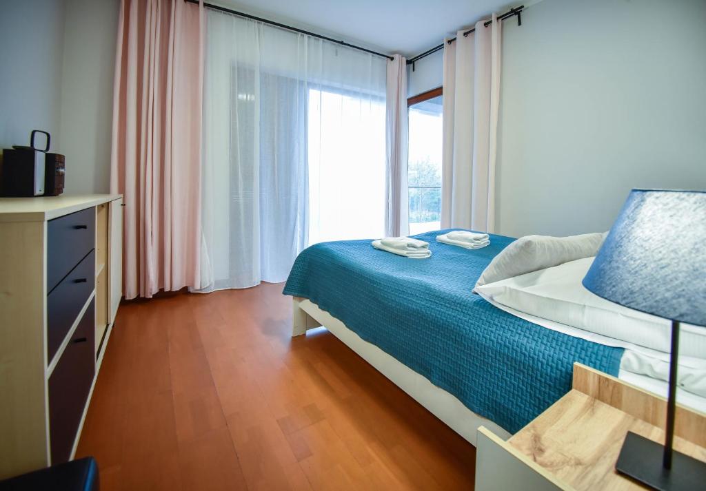 Posteľ alebo postele v izbe v ubytovaní Apartamenty na Wyspie - Baltic Park 3.0.7 - Apartament z 2 sypialniami i 80 m² tarasem