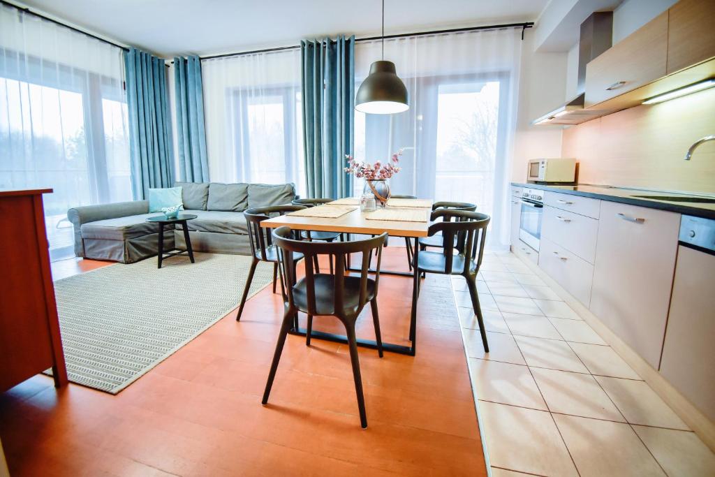 Kuchyňa alebo kuchynka v ubytovaní Apartamenty na Wyspie - Baltic Park 3.0.7 - Apartament z 2 sypialniami i 80 m² tarasem