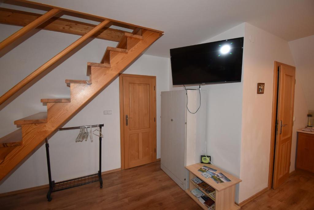 TV a/nebo společenská místnost v ubytování Apartmány Sněženka
