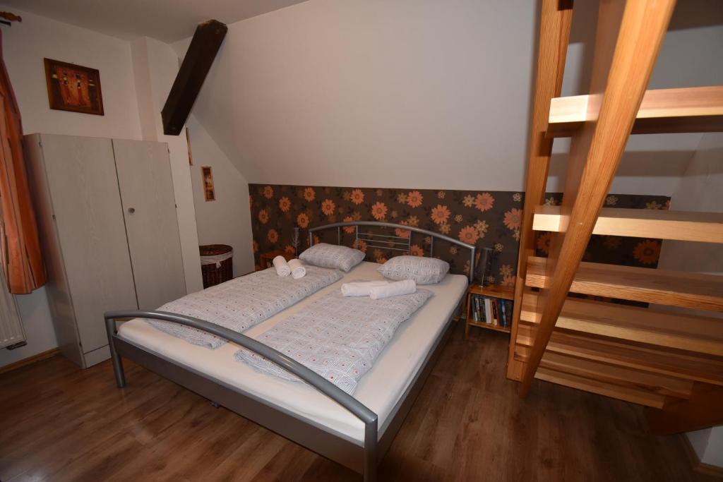 Postel nebo postele na pokoji v ubytování Apartmány Sněženka