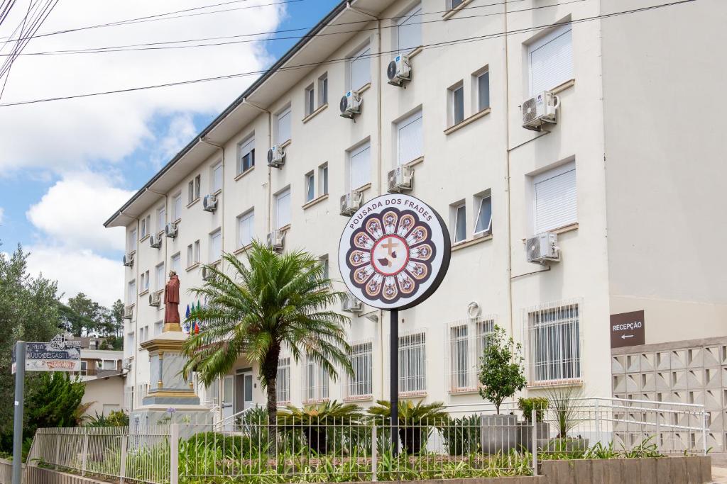 a sign in front of a building at Pousada dos Frades in Garibaldi