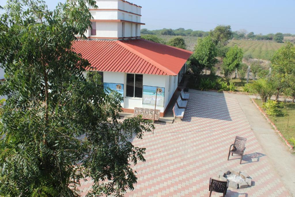 an overhead view of a building with a red roof at Little Rann Resort in Zainābād