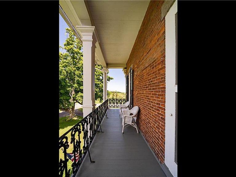 The Inn at Burnap's - Deluxe Double Room With Balcony