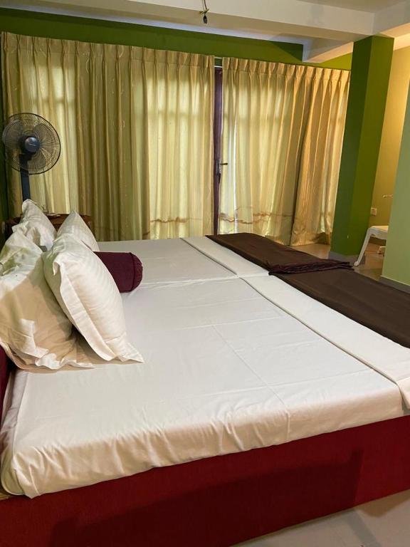 Postel nebo postele na pokoji v ubytování Vista House Kandy