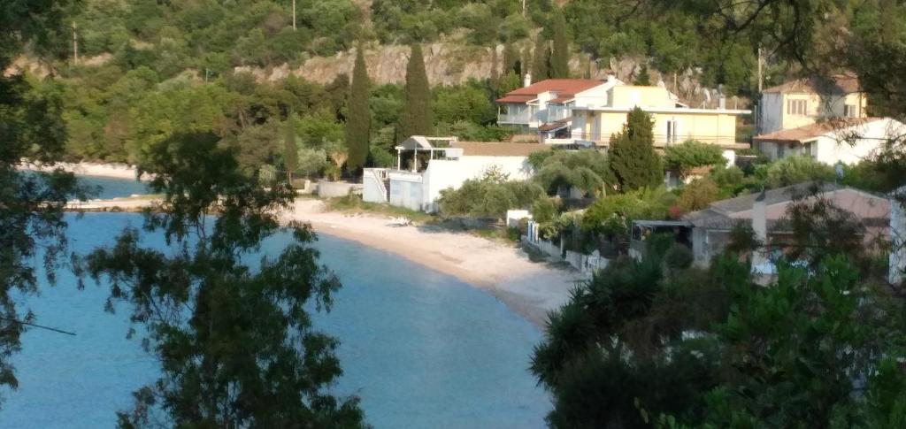 uitzicht op een rivier met huizen en een strand bij George and Danai apartments in Kassiopi