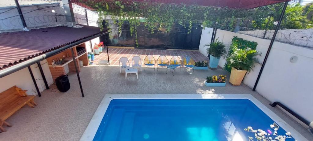 a view of a backyard with a swimming pool at CABAÑA LAS MARIAS, Climatizada, Piscina y BBQ in Santa Marta