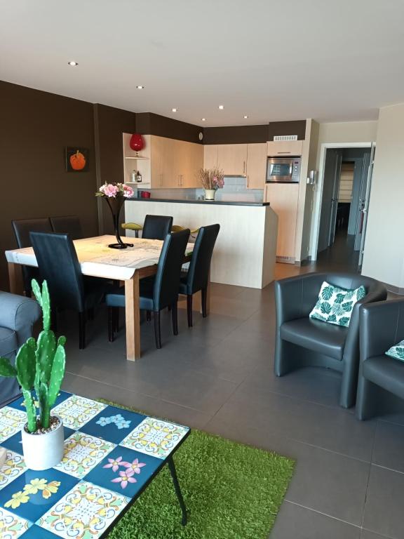 a dining room and kitchen with a table and chairs at Appartement Borealis in Blankenberge
