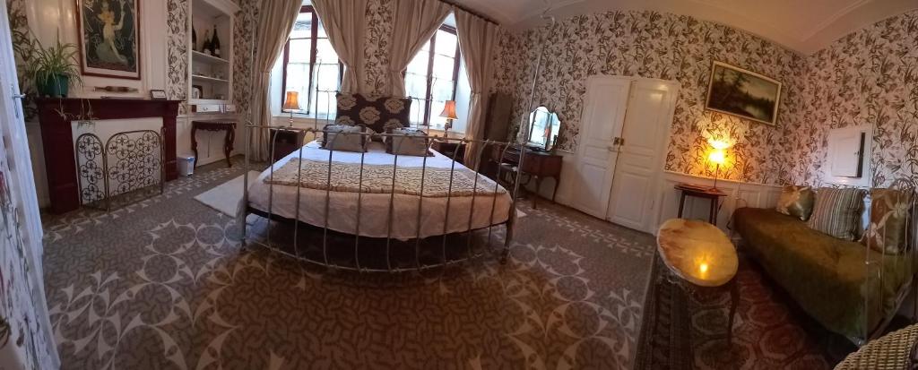1 dormitorio con 1 cama grande en una habitación en 13 Bohemian Bienvenue B&B, en Pontrieux